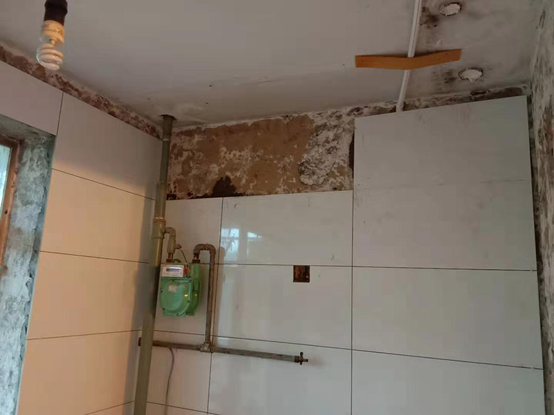 廚房墻面貼瓷磚：貼瓷片要bai根據(jù)墻面要du求，把整磚鋪貼到顯眼的地方，把切過(guò)的磚往一邊鋪貼。如果有腰線(xiàn)的話(huà)可以鋪貼的高度最好是超過(guò)灶臺(tái)的高度為佳。鋪貼可以鋪貼完一面墻后在進(jìn)行下個(gè)墻面，記住接口位置的拼接。最好能做到90度角，2瓷片碰接45度接口。 1、用細(xì)線(xiàn)拉出墻角的角度，最好每個(gè)墻角都90度。2、調(diào)好水泥漿或水泥砂漿。3、從底下橫著粘貼一排，每個(gè)磚的平整度很重要，4、連接墻角度的瓷磚接口是用收邊條還是用45度碰角。5,、一般粘貼高度為2.4米。