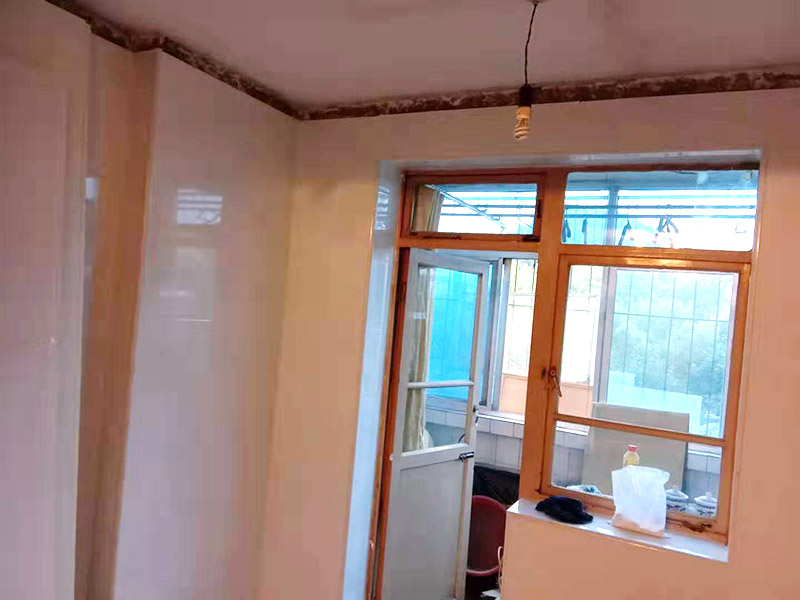 廚房墻面貼瓷磚：貼瓷片要bai根據(jù)墻面要du求，把整磚鋪貼到顯眼的地方，把切過(guò)的磚往一邊鋪貼。如果有腰線(xiàn)的話(huà)可以鋪貼的高度最好是超過(guò)灶臺(tái)的高度為佳。鋪貼可以鋪貼完一面墻后在進(jìn)行下個(gè)墻面，記住接口位置的拼接。最好能做到90度角，2瓷片碰接45度接口。 1、用細(xì)線(xiàn)拉出墻角的角度，最好每個(gè)墻角都90度。2、調(diào)好水泥漿或水泥砂漿。3、從底下橫著粘貼一排，每個(gè)磚的平整度很重要，4、連接墻角度的瓷磚接口是用收邊條還是用45度碰角。5,、一般粘貼高度為2.4米。