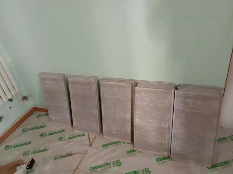 廚房貼瓷磚維修：貼磚之前你的用大盆將瓷磚浸泡12小時(shí)然后再拿到蔭涼出放置12小時(shí)；地面抄平完畢，做好地面防水及防水保護(hù)層。做好水電管線(xiàn)已安裝，并堵實(shí)抹平腳手眼和管洞等。臉盆架、鏡卡、管卡、水箱、煤氣等應(yīng)埋好防腐木磚，位置準(zhǔn)確。然后將殘存在基層的砂漿粉渣、灰塵、油污等清理干凈，并提前澆水濕潤(rùn)。 待底層灰六、七層干時(shí)，按圖紙要求，面磚規(guī)格及實(shí)際條件進(jìn)行排磚、彈線(xiàn)。刮平，隨抹隨自上而下粘貼面磚，要求砂漿飽滿(mǎn)，虧灰時(shí)，取下重貼，并隨時(shí)用靠尺檢查平整度，同時(shí)保證縫隙寬度一致貼完經(jīng)自檢無(wú)空鼓、不平、不直后，用棉紗擦干凈，用白水泥漿或拍干水泥擦縫，用布將縫內(nèi)的素漿擦勻，磚面擦干凈。