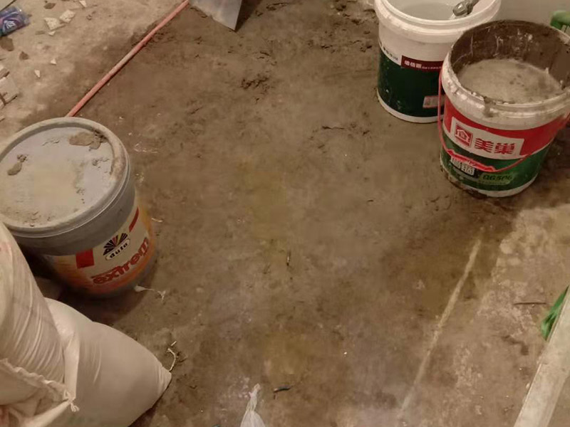 廚房貼瓷磚維修：貼磚之前你的用大盆將瓷磚浸泡12小時(shí)然后再拿到蔭涼出放置12小時(shí)；地面抄平完畢，做好地面防水及防水保護(hù)層。做好水電管線(xiàn)已安裝，并堵實(shí)抹平腳手眼和管洞等。臉盆架、鏡卡、管卡、水箱、煤氣等應(yīng)埋好防腐木磚，位置準(zhǔn)確。然后將殘存在基層的砂漿粉渣、灰塵、油污等清理干凈，并提前澆水濕潤(rùn)。 待底層灰六、七層干時(shí)，按圖紙要求，面磚規(guī)格及實(shí)際條件進(jìn)行排磚、彈線(xiàn)。刮平，隨抹隨自上而下粘貼面磚，要求砂漿飽滿(mǎn)，虧灰時(shí)，取下重貼，并隨時(shí)用靠尺檢查平整度，同時(shí)保證縫隙寬度一致貼完經(jīng)自檢無(wú)空鼓、不平、不直后，用棉紗擦干凈，用白水泥漿或拍干水泥擦縫，用布將縫內(nèi)的素漿擦勻，磚面擦干凈。