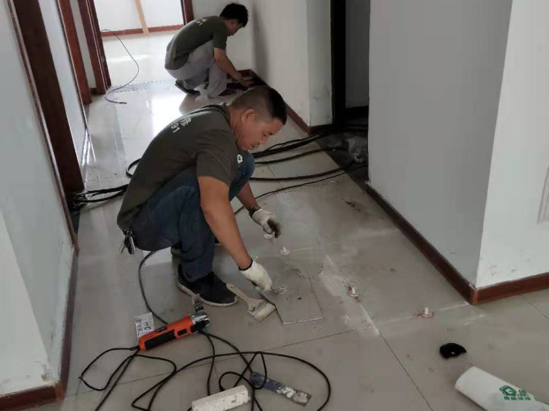 客廳走廊瓷磚空鼓維修：瓷磚的中間位置出現(xiàn)空鼓情況，這種情況就需要將這塊瓷磚撬下來重新鋪設(shè)了。具體要采取從瓷磚中間部分開砸，但是不能從中間直接砸，可以使用小型水鉆先開個孔，再使用工具慢慢的向四周蔓延的方式來撬開瓷磚，避免將周邊的額瓷磚損壞。