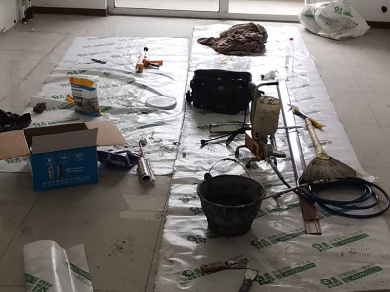 客廳走廊瓷磚空鼓維修：瓷磚的中間位置出現(xiàn)空鼓情況，這種情況就需要將這塊瓷磚撬下來重新鋪設(shè)了。具體要采取從瓷磚中間部分開砸，但是不能從中間直接砸，可以使用小型水鉆先開個孔，再使用工具慢慢的向四周蔓延的方式來撬開瓷磚，避免將周邊的額瓷磚損壞。