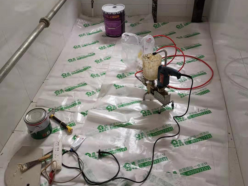 地磚空鼓維修：如果是墻面的邊角出現(xiàn)空鼓的情況，采用灌漿法進(jìn)行維修瓷磚四周縫隙鏟開，然后用比較稀的水泥進(jìn)行灌注并且要邊灌邊敲擊瓷磚，這樣可以將水泥漿滲透，不易對(duì)瓷磚造成破壞。 瓷磚空鼓，但基層砂漿未脫落，可以用耐候膠進(jìn)行鋪貼。 瓷磚空鼓，瓷磚基層粘貼砂漿已松動(dòng)，這種情況就需要將這塊瓷磚刨下來重新用水泥砂漿進(jìn)行鋪設(shè)了。 鋪貼墻磚前對(duì)墻面進(jìn)行灑水潤濕，并對(duì)釉面磚充分浸泡（30分鐘左右），鋪貼時(shí)用皮錘敲實(shí)可以避免空鼓的產(chǎn)生。