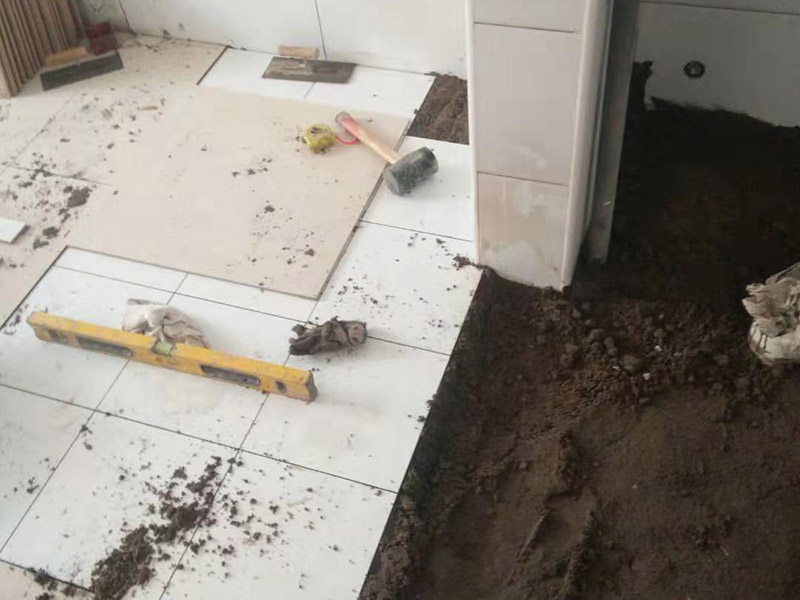 地磚空鼓維修：如果是墻面的邊角出現(xiàn)空鼓的情況，采用灌漿法進(jìn)行維修瓷磚四周縫隙鏟開，然后用比較稀的水泥進(jìn)行灌注并且要邊灌邊敲擊瓷磚，這樣可以將水泥漿滲透，不易對(duì)瓷磚造成破壞。 瓷磚空鼓，但基層砂漿未脫落，可以用耐候膠進(jìn)行鋪貼。 瓷磚空鼓，瓷磚基層粘貼砂漿已松動(dòng)，這種情況就需要將這塊瓷磚刨下來重新用水泥砂漿進(jìn)行鋪設(shè)了。 鋪貼墻磚前對(duì)墻面進(jìn)行灑水潤濕，并對(duì)釉面磚充分浸泡（30分鐘左右），鋪貼時(shí)用皮錘敲實(shí)可以避免空鼓的產(chǎn)生。