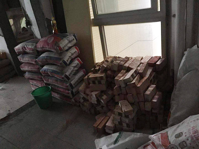 房屋砌墻施工：1、選磚：砌磚前應(yīng)選擇棱角整齊、無彎曲裂紋、顏色均勻、規(guī)格基本一致的磚。 2、盤角：砌筑磚砌體前應(yīng)先進(jìn)行盤角，每次盤角高度應(yīng)以3-5層磚為宜，盤角要及時(shí)、準(zhǔn)確地用吊線及靠尺檢查。若有偏差應(yīng)隨時(shí)修整。盤角應(yīng)嚴(yán)格對照底盤線、皮數(shù)桿的豎向標(biāo)高，水平灰縫要均勻一致。盤角應(yīng)堅(jiān)持及時(shí)檢查和修整，保持新盤角的平整和垂直必須完全符合驗(yàn)評標(biāo)準(zhǔn)規(guī)定的允許偏差值，方可掛線砌磚。 3、掛線：砌筑一磚半及其以上厚墻體時(shí)，應(yīng)及時(shí)雙面掛線進(jìn)行砌筑。砌一磚厚清水墻與混水墻體的時(shí)候。應(yīng)掛外手線進(jìn)行砌筑。 4、構(gòu)造柱馬牙搓設(shè)置：砌體留置馬牙搓要求先退后進(jìn)，應(yīng)于每層往腳開始先退五皮磚、后挑出五皮磚做馬牙搓，搓寬為60mm，搓高為300mm，以保證柱腳為大斷面。 5、砌磚：磚砌體的砌筑，應(yīng)上下錯(cuò)縫，內(nèi)外搭砌。砌筑時(shí)上口拉線采用一鏟灰、一塊磚、一擠揉的&ldquo;三、一&rdquo;砌磚法進(jìn)行作業(yè)。砌筑時(shí)，首先應(yīng)將灰打勻打平，磚要放平，壘砌時(shí)一定要跟線，左、右相鄰要對平。