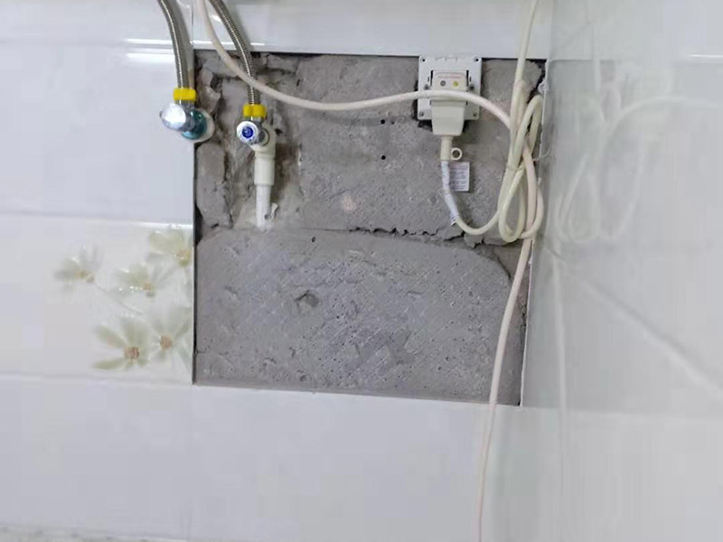 墻面瓷磚修補(bǔ)：1、若砂漿bai未松動，僅是瓷磚脫落，du可將瓷磚背面和四周粘附的砂漿刮凈zhi后，在107膠中摻入少許水泥成糊狀，在dao瓷磚背面均勻地涂上薄薄的一層，稍后壓緊瓷磚即可粘牢。 2、若砂漿連同瓷磚一同掉落，先在原基礎(chǔ)面上輕輕鑿些毛坑后，用拌有107膠的砂漿重新鑲貼，或用水泥、E－44環(huán)氧樹脂、丙酮、乙二胺(化工商店有售)按5：3：2：1的比例拌勻后，用毛刷在基礎(chǔ)面上刷一層，然后將脫落的瓷磚壓上去，直至砂漿硬化。