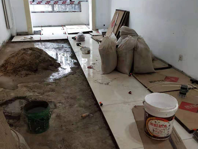 客廳瓷磚安裝： 1:瓷磚黏著劑這也叫干貼法,是一種新式的鋪裝輔料。和以往砂漿水泥濕貼不一樣的是,瓷磚不需預(yù)先浸水,基面不需打濕,只需地上平坦,其它條件較好就行。這種貼法瓷磚黏著度較高,比傳統(tǒng)的砂漿水泥作用要好,比照格外適用作業(yè)面小、環(huán)境較好的中小戶型家庭裝飾。 2:多彩填縫劑這個不是通常五顏六色水泥,通常用于留縫鋪裝的地上或墻面。其特色是顏色的固著力強、耐壓耐磨、不堿化、不縮短、不粉化。它的呈現(xiàn)改變了瓷磚縫隙水掉落黏著不牢的缺點,并且使縫隙的顏色和瓷磚般配顯得共同協(xié)調(diào),相輔相成。