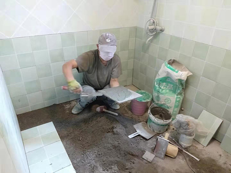 廁所地面貼瓷磚：首先將選購(gòu)好的瓷磚清潔干凈，并du在水中浸泡2個(gè)小時(shí)以上，瓷磚的浸泡是為了能讓瓷磚充分的吸收水分，避免在鋪貼完成之后吸取材料中的水分，而影響瓷磚與地面的粘貼度，造成起空鼓、脫落等現(xiàn)象，開(kāi)始鋪貼瓷磚之前需要從水中取出并將便面的水分擦去，以便鋪貼。 設(shè)置輔助線(xiàn)在開(kāi)始瓷磚進(jìn)行鋪貼之前，需先在墻面上吊垂線(xiàn)，吊垂線(xiàn)是用來(lái)確定瓷磚與墻面的尺寸，再設(shè)置水平線(xiàn)，這樣能夠保證瓷磚鋪貼過(guò)程中保持橫平豎直的平整度。 順序鋪貼通常地磚的鋪貼都是由門(mén)窗邊或者陽(yáng)臺(tái)開(kāi)始的，保證從上到下，由左及右的順序行進(jìn)，先用水潤(rùn)曾找平層，再用鏟子將水泥抹在瓷磚的背面，再將瓷磚貼在地面，再用橡膠錘輕輕敲擊瓷磚，使水泥充滿(mǎn)墻面與瓷磚之間的空隙。