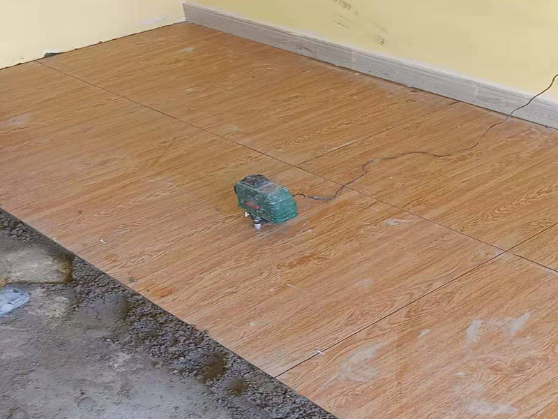 臥室地面瓷磚裝修：將砂土平整好，上面才好放瓷磚，注意一邊平整一邊將小的硬塊去掉，結(jié)合層材料應(yīng)當(dāng)勻?qū)?，穩(wěn)固。結(jié)合層厚度宜取20-35mm；結(jié)合層與瓷磚應(yīng)分段同時鋪砌，鋪砌時宜采用水泥漿或干鋪泥灑水作粘結(jié)。用橡皮錘將瓷磚輕輕敲緊定位，切忌用大力，如果結(jié)合層不平應(yīng)拿掉瓷磚重新抹平?，F(xiàn)在看瓷磚之間有沒有板塊不嚴(yán)，板塊厚薄不一，尺寸誤差大的問題，否則鋪設(shè)出來影響美觀。給瓷磚背面上水泥，上水泥前要盡量清除瓷磚表面的浮土，這樣才不會影響水泥的黏結(jié)能力。