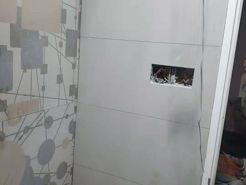 局部貼墻磚：基層處理：保持墻面的平滑，踢平表面凹凸不平的位置或用1:3比例的水泥漿抹平，用鐵絲擦掉殘留的灰塵、油漬、砂漿等。 找標(biāo)高、彈線：根據(jù)水平控制線和設(shè)計(jì)圖紙劃出標(biāo)高，再拋出十字線并保持墻面一線和地面一線垂直。 貼磚：貼磚選用1：3比例的干硬性水泥砂漿，砂漿厚度2cm左右。鋪貼前將墻磚背面濕潤，正面保持干燥。把墻磚輕輕地放在水泥砂漿上，用手錘輕敲瓷磚表面直至緊密平整即可。 勾縫、擦縫：在貼完磚24小時(shí)后進(jìn)行勾縫工作，采用同一品種的水泥漿或?qū)Ｓ锰羁p劑進(jìn)行空隙填補(bǔ)，使墻磚最終緊密嚴(yán)實(shí)，最后再擦凈多余的水泥或填縫劑。