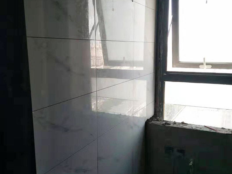 墻面貼磚施工：工藝流程 &nbsp;清理墻面bai&mdash;&mdash;澆水濕潤(rùn)墻&mdash;&mdash;面找du規(guī)矩&mdash;&mdash;zhi底層抹灰&mdash;&mdash;排磚、分格dao、彈線&mdash;&mdash;鑲貼面磚&mdash;&mdash;清掃面層&mdash;&mdash;勾縫&mdash;&mdash;清洗墻面 清理墻、柱面，應(yīng)將浮灰及殘余砂漿沖洗干凈，再充分澆水濕潤(rùn)。&nbsp; 柱與墻面的陰陽角轉(zhuǎn)角處，均需拉垂直線并進(jìn)行兜方。陽角要雙面拉垂直線，門窗上下口拉水平通線。 &nbsp; 根據(jù)掛線情況和面磚規(guī)格尺寸排列要求，打底子灰，底子灰分兩次施工。水泥砂漿采用砂漿機(jī)攪拌，配比必須準(zhǔn)確。 &nbsp;鑲貼面磚前一天，將面磚放入水桶中浸泡，使用前1－2小時(shí)取出，晾去表面水，抹凈表面浮灰待用。 &nbsp; 面磚鑲貼順序?yàn)樽陨隙拢唇ㄖ謱訛榻?，完成一層再做一層。粘貼第一層面磚時(shí)需用直尺在面磚底部托平，保持頭角齊直，條縫平直，貼完第一層后用直尺檢查一遍平整度。貼第二層面磚時(shí)應(yīng)將第一層面磚上的灰漿刮平，放下一層面磚，對(duì)好縱橫縫，對(duì)齊垂直度后鋪貼，操作方法如上。 &nbsp; 勾縫需待一個(gè)層次的面磚鑲貼完畢后進(jìn)行。應(yīng)使用特制熘子進(jìn)行勾縫，以保證磚縫深淺一致、表面平整。磚縫必須抹壓密實(shí)，以防縫隙內(nèi)浸水。 &nbsp; 鑲貼面磚完工后，隨即清理面磚表面，做好成品保護(hù)。