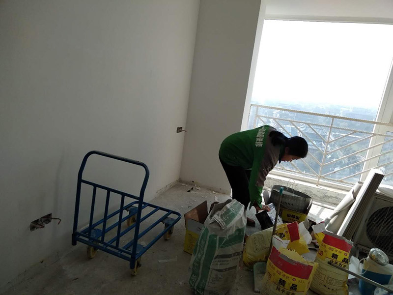 衛(wèi)生間貼磚施工：衛(wèi)生間墻磚的規(guī)格一定要與鋪貼面積協(xié)調(diào)衛(wèi)生間墻磚的規(guī)格不宜過(guò)大,規(guī)格過(guò)大的墻磚會(huì)給人一種不協(xié)調(diào)的感覺(jué),而小尺寸的墻磚裝飾效果則更好,在一定程度上可以增加衛(wèi)生間的空間感。在進(jìn)行衛(wèi)生間墻磚鋪貼之前一定要做好排磚方案鋪貼前一定要做排磚方案,盡量不要出現(xiàn)小于墻磚三分之一的窄列。確須切割,瓷磚經(jīng)過(guò)切割后以剩下大于三分之二的為宜。3、了解水電布線走向在鋪貼之前一定要記住墻面水管電線的走向,最好將電路、水路的走線圖保存好。而且一定要進(jìn)行一次閉水、閉電實(shí)驗(yàn),以免出現(xiàn)漏水、漏電的情況。