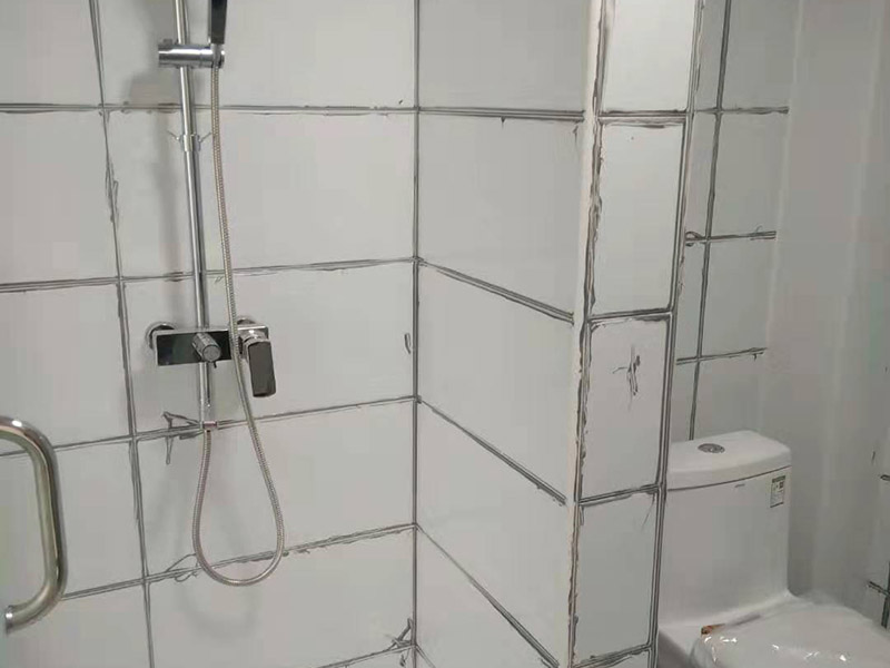 衛(wèi)生間瓷磚美縫：1、先橫后豎，清理瓷磚縫du隙大約0.8mm的凹槽，兩側(cè)露出瓷磚邊即可(特別注意十字交叉處的清理); 2、拿出需要使用的美縫劑，撕下屁股上的標簽，貼到美縫劑瓶身上;拉開拉環(huán)，讓美縫劑站立在地上，左手拿一個美縫劑的料嘴，尖端向下放在美縫劑的出料口，用濕毛巾蓋在拿著料嘴的左手上，右手拍打幾下料嘴，使其頂開美縫劑出料口 3、打一條美縫劑，新手可以先打20cm---50cm，漸漸熟練后可以打更長的長度;然后把膠槍平放，出料嘴下面用接料板接住; 4、刮平美縫劑(主要使用水刮板，海綿、手指也可以);水刮板拿握法為四指在上，大拇指在水刮板下;水刮板刮出的多余料，轉(zhuǎn)移到海綿上;