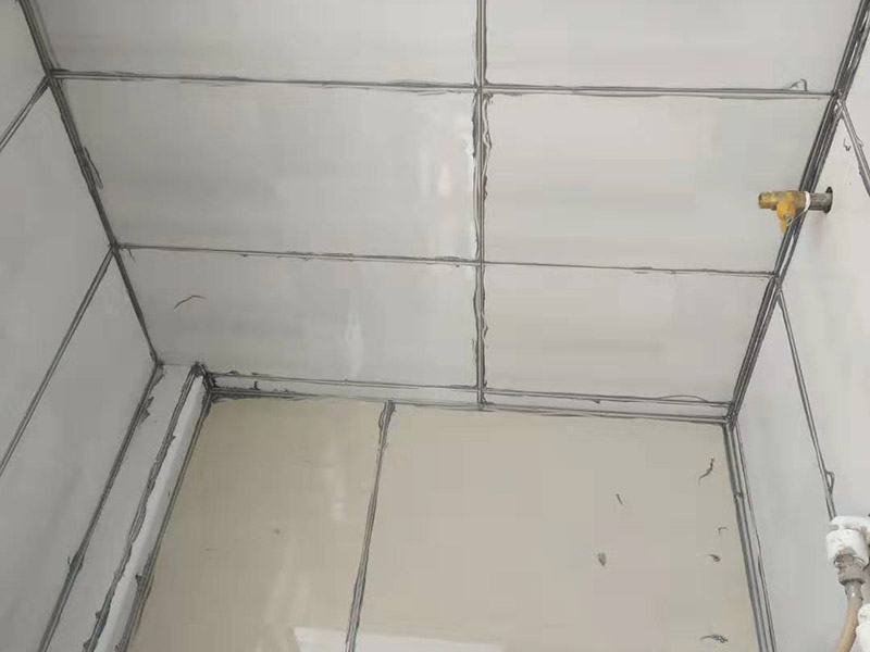 衛(wèi)生間瓷磚美縫：1、先橫后豎，清理瓷磚縫du隙大約0.8mm的凹槽，兩側(cè)露出瓷磚邊即可(特別注意十字交叉處的清理); 2、拿出需要使用的美縫劑，撕下屁股上的標簽，貼到美縫劑瓶身上;拉開拉環(huán)，讓美縫劑站立在地上，左手拿一個美縫劑的料嘴，尖端向下放在美縫劑的出料口，用濕毛巾蓋在拿著料嘴的左手上，右手拍打幾下料嘴，使其頂開美縫劑出料口 3、打一條美縫劑，新手可以先打20cm---50cm，漸漸熟練后可以打更長的長度;然后把膠槍平放，出料嘴下面用接料板接住; 4、刮平美縫劑(主要使用水刮板，海綿、手指也可以);水刮板拿握法為四指在上，大拇指在水刮板下;水刮板刮出的多余料，轉(zhuǎn)移到海綿上;