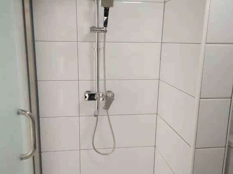 衛(wèi)生間瓷磚美縫：1、先橫后豎，清理瓷磚縫du隙大約0.8mm的凹槽，兩側(cè)露出瓷磚邊即可(特別注意十字交叉處的清理); 2、拿出需要使用的美縫劑，撕下屁股上的標簽，貼到美縫劑瓶身上;拉開拉環(huán)，讓美縫劑站立在地上，左手拿一個美縫劑的料嘴，尖端向下放在美縫劑的出料口，用濕毛巾蓋在拿著料嘴的左手上，右手拍打幾下料嘴，使其頂開美縫劑出料口 3、打一條美縫劑，新手可以先打20cm---50cm，漸漸熟練后可以打更長的長度;然后把膠槍平放，出料嘴下面用接料板接住; 4、刮平美縫劑(主要使用水刮板，海綿、手指也可以);水刮板拿握法為四指在上，大拇指在水刮板下;水刮板刮出的多余料，轉(zhuǎn)移到海綿上;