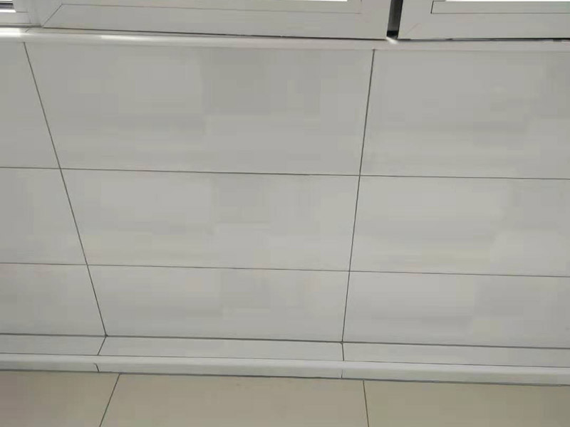 衛(wèi)生間瓷磚美縫：1、先橫后豎，清理瓷磚縫du隙大約0.8mm的凹槽，兩側(cè)露出瓷磚邊即可(特別注意十字交叉處的清理); 2、拿出需要使用的美縫劑，撕下屁股上的標簽，貼到美縫劑瓶身上;拉開拉環(huán)，讓美縫劑站立在地上，左手拿一個美縫劑的料嘴，尖端向下放在美縫劑的出料口，用濕毛巾蓋在拿著料嘴的左手上，右手拍打幾下料嘴，使其頂開美縫劑出料口 3、打一條美縫劑，新手可以先打20cm---50cm，漸漸熟練后可以打更長的長度;然后把膠槍平放，出料嘴下面用接料板接住; 4、刮平美縫劑(主要使用水刮板，海綿、手指也可以);水刮板拿握法為四指在上，大拇指在水刮板下;水刮板刮出的多余料，轉(zhuǎn)移到海綿上;