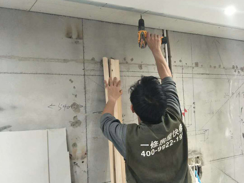 局部打孔安裝服務(wù)：實(shí)地測(cè)量，確定房間管道的分布、房間的高度、房間設(shè)施的位置及通風(fēng)窗的位置等。 1、天花板的預(yù)處理，確定吊頂?shù)陌惭b高度，中間夾層大于300mm，用水平管在四個(gè)墻角劃線，并用墨斗彈出水平線。 2、確定通風(fēng)窗的位置，在墻上用電錘打出直徑100mm的圓形孔。 3、電線預(yù)埋，照明線路為2條，取暖器的線路為5條，為了能保證正常使用，可多預(yù)埋1～2條。 4、水管、煤氣管等管道的處理，檢查是否有漏水、漏電現(xiàn)象。