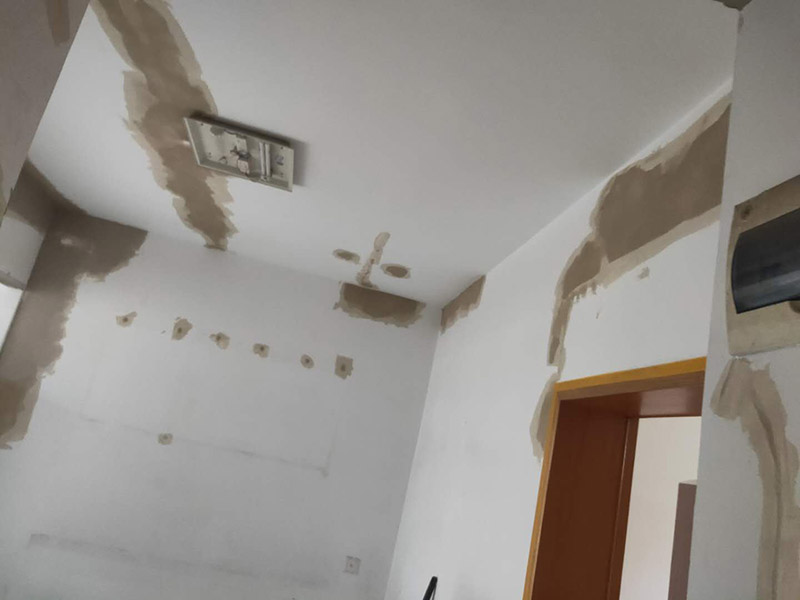 全屋墻面改造:通常要鏟除舊房子的原漆面，先用水噴濕其表層，再用電刨機(jī)或泥刀鏟除其表層漆面，表面已有嚴(yán)重漆面脫落，批燙層呈粉沙化的，應(yīng)鏟除漆層和整個(gè)批燙，直至見到水泥批燙或磚層；然后用膩?zhàn)诱移?，打磨平整光滑，再刷乳膠漆。用石膏線在上部與頂面交接處做陰角，用踢腳線在下部與地面交接處收口。進(jìn)行墻面平整處理后，墻面涂刷底漆的作用是抗堿防潮、封固基材、保護(hù)面漆，提高面漆的質(zhì)感和遮蓋力。