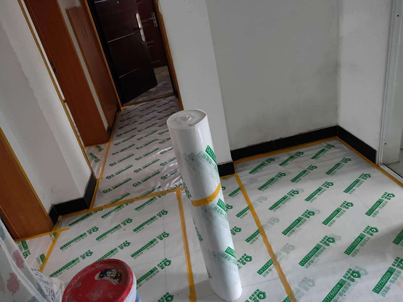 墻面翻新成品保護：各種裝修物料的進場以及各種建筑裝修垃圾的清理，都會經(jīng)過入戶門，這些物品在搬運的過程中，難免會和入戶門發(fā)生磕碰，造成入戶門的磕碰劃傷，所以，第一個需要做好成品保護的地方就是入戶門。地面瓷磚鋪貼完后，用成品保護膜覆蓋磚面，既可以防止裝修時的沙子磨傷地面，同時也能有效地防止油漆涂料等有色液體滴落磚面，造成地面污染。在進行木門、櫥柜、家具等的相關(guān)的安裝或組裝的過程中，成品保護主要體現(xiàn)在兩個方面：一是原有的墻面、地面裝飾的保護，盡量避免因為這些安裝工程對已裝的部分造成破壞；二是安裝的物品本身的保護，注意不要在安裝過程中造成磕碰、劃傷等損傷。