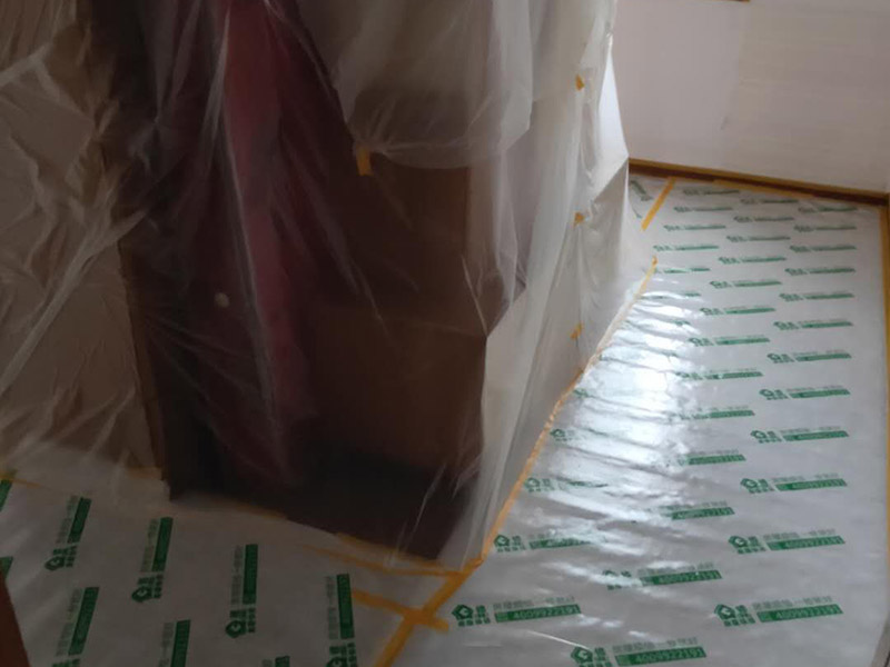 墻面翻新成品保護：各種裝修物料的進場以及各種建筑裝修垃圾的清理，都會經(jīng)過入戶門，這些物品在搬運的過程中，難免會和入戶門發(fā)生磕碰，造成入戶門的磕碰劃傷，所以，第一個需要做好成品保護的地方就是入戶門。地面瓷磚鋪貼完后，用成品保護膜覆蓋磚面，既可以防止裝修時的沙子磨傷地面，同時也能有效地防止油漆涂料等有色液體滴落磚面，造成地面污染。在進行木門、櫥柜、家具等的相關(guān)的安裝或組裝的過程中，成品保護主要體現(xiàn)在兩個方面：一是原有的墻面、地面裝飾的保護，盡量避免因為這些安裝工程對已裝的部分造成破壞；二是安裝的物品本身的保護，注意不要在安裝過程中造成磕碰、劃傷等損傷。