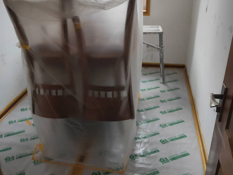 墻面翻新成品保護：各種裝修物料的進場以及各種建筑裝修垃圾的清理，都會經(jīng)過入戶門，這些物品在搬運的過程中，難免會和入戶門發(fā)生磕碰，造成入戶門的磕碰劃傷，所以，第一個需要做好成品保護的地方就是入戶門。地面瓷磚鋪貼完后，用成品保護膜覆蓋磚面，既可以防止裝修時的沙子磨傷地面，同時也能有效地防止油漆涂料等有色液體滴落磚面，造成地面污染。在進行木門、櫥柜、家具等的相關(guān)的安裝或組裝的過程中，成品保護主要體現(xiàn)在兩個方面：一是原有的墻面、地面裝飾的保護，盡量避免因為這些安裝工程對已裝的部分造成破壞；二是安裝的物品本身的保護，注意不要在安裝過程中造成磕碰、劃傷等損傷。