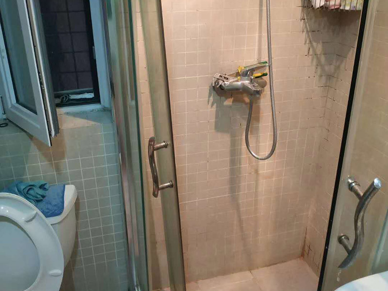 衛(wèi)生間改造裝修：衛(wèi)生間改造時(shí)首先要對墻面進(jìn)行處理，先將原有舊墻磚拆除，再利用水泥砂漿將墻面找平，目的是為了便于后期瓷磚鋪貼平整，不易脫落。最重要的是衛(wèi)生間防水，墻面防水建議使用剛性防水，既能起到防水作用，又能避免墻磚空鼓。而地面可以使用柔性防水，防水涂料要涂刷均勻，地面與墻面的接縫處需要涂刷30cm，施工完后需要做24小時(shí)閉水試驗(yàn)。衛(wèi)生間的墻面磚以美觀為主，而地磚最好選擇防滑、易清潔的瓷磚，鋪貼時(shí)，地漏處要低于整個地面，便于積水排出。