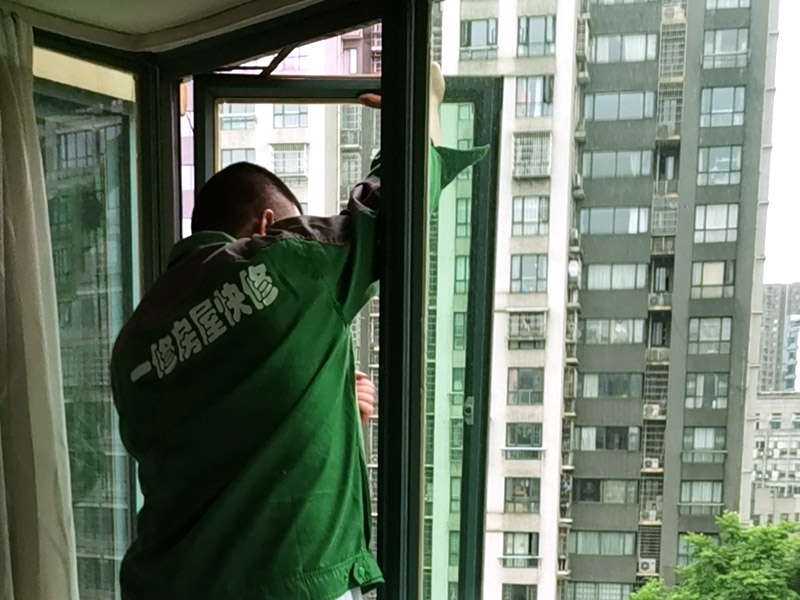 窗戶支架更換：1、測尺寸：封陽臺前需要測量好尺寸，在安裝前，應(yīng)檢驗(yàn)窗戶尺寸與封陽臺的洞口尺寸是否一致。 2、固定支架：安裝窗戶時，先把窗戶固定在洞口處，然后使用螺絲加塑料脹銷固定。 3、檢查是否安正：窗框和窗戶洞口連接好之后，需要檢查窗戶是否安裝正了。如果傾斜，需要使用吊錘安正。