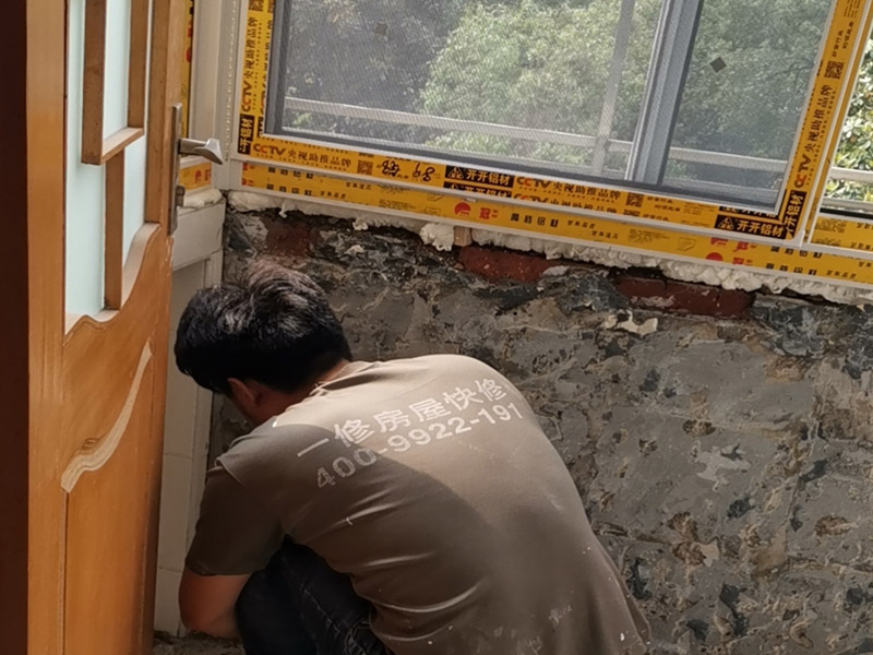 陽臺墻面基層鏟除：第一步：大檢查；鑒別方法是墻面灑水后，用鏟刀刮墻，很難鏟掉的應該是水泥墻面;很容易鏟掉的就是大白粉加膠水的&ldquo;大白膩子&rdquo;，由于其易受潮粉化并含有甲醛的工程膠水，需要鏟除。 第二步：封固層處理；首先，清除空鼓，用水浸濕墻面白粉層，鏟掉墻皮。第二，墻面輥刷界面劑清理浮灰，提高附著力。最后，用找平修補砂漿修補空鼓、線槽、孔洞，嵌縫石膏進行溝縫處理。 第三步：厚找平層處理；平整度好的毛坯墻(毛坯房交房規(guī)范平整度在&plusmn;3毫米)就不需要用找平修補砂漿進行厚找平了，直接用耐水膩子或功能型生態(tài)膩子進行精找平就可以。 第四步：精找平層處理；厚找平層處理完后，就可以批刮