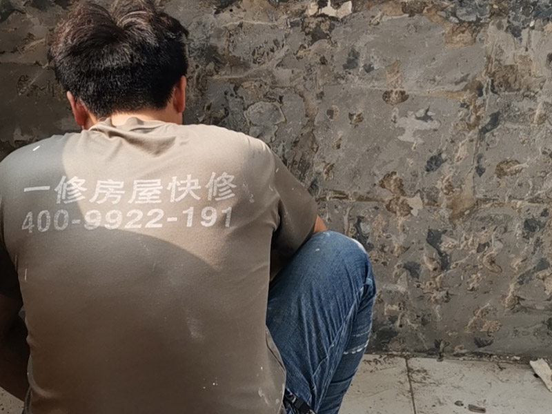 陽臺墻面基層鏟除：第一步：大檢查；鑒別方法是墻面灑水后，用鏟刀刮墻，很難鏟掉的應該是水泥墻面;很容易鏟掉的就是大白粉加膠水的&ldquo;大白膩子&rdquo;，由于其易受潮粉化并含有甲醛的工程膠水，需要鏟除。 第二步：封固層處理；首先，清除空鼓，用水浸濕墻面白粉層，鏟掉墻皮。第二，墻面輥刷界面劑清理浮灰，提高附著力。最后，用找平修補砂漿修補空鼓、線槽、孔洞，嵌縫石膏進行溝縫處理。 第三步：厚找平層處理；平整度好的毛坯墻(毛坯房交房規(guī)范平整度在&plusmn;3毫米)就不需要用找平修補砂漿進行厚找平了，直接用耐水膩子或功能型生態(tài)膩子進行精找平就可以。 第四步：精找平層處理；厚找平層處理完后，就可以批刮