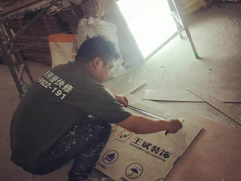 全屋裝修翻新：1、墻面翻新 老房裝修翻新不能隨便的去拆墻體，很多人覺(jué)得只有承重墻才不能隨便拆改，其實(shí)非承重墻也不可以隨便拆改，雖然是次要的承重，但是它也能起到支撐作用，所以要視情況而定，能不拆的盡量不要去拆。 2、地面翻新 很多業(yè)主覺(jué)得地板翻新，找個(gè)師傅把破壞的地板進(jìn)行打磨就可以，然后進(jìn)行打蠟保養(yǎng)就可以了。其實(shí)并不是這樣的，有些地板不能翻新，比如：強(qiáng)化復(fù)合地板，是不可以翻新，有破壞的地板，需要更換新的。 3、水電改造 水電改造是比較復(fù)雜的工程，很多業(yè)主覺(jué)得實(shí)用那么長(zhǎng)時(shí)間都沒(méi)有出問(wèn)題，然后就覺(jué)得不需要改，這是錯(cuò)誤的想法，水電關(guān)系到我們的生命安全。在翻新前要先檢查，然后根據(jù)情況進(jìn)行改造，老房布局很多都是不合理的。使用時(shí)間久了容易老化，水電一定要進(jìn)行整改，因?yàn)樗请[蔽工程，避免日后帶來(lái)不必要的麻煩。 4、門窗改造 很多人為了節(jié)省一些費(fèi)用，然后就沒(méi)有更換門窗，后來(lái)你會(huì)發(fā)現(xiàn)并沒(méi)有省下錢。門窗隱患是沒(méi)有那么容易看出的，因此要找專業(yè)的師傅檢查，然后確定需不需要更換。