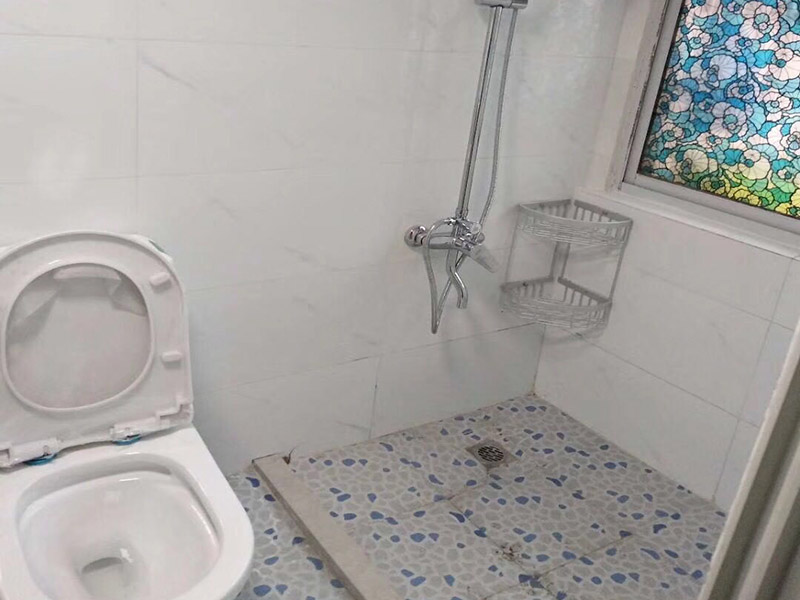 衛(wèi)生間防水裝修：在準備開始給衛(wèi)生間做防水之前，我們要先做好衛(wèi)生間的基層處理。其中具體的操作包括將衛(wèi)生間的衛(wèi)生給清潔干凈，把里面的建筑垃圾給運送出來，然后將衛(wèi)生間內(nèi)的灰塵什么的，也盡量打掃干凈一點！把衛(wèi)生間清理干凈后，我們還要去檢查一下衛(wèi)生間所有的進出水管道是否都做了密封，并且要保證密封的效果很好。做好基層處理后，我們就可以開始給衛(wèi)生間刷防水層了。