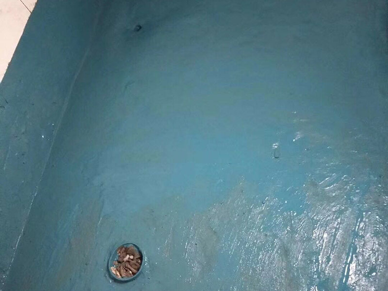 衛(wèi)生間防水裝修：在準備開始給衛(wèi)生間做防水之前，我們要先做好衛(wèi)生間的基層處理。其中具體的操作包括將衛(wèi)生間的衛(wèi)生給清潔干凈，把里面的建筑垃圾給運送出來，然后將衛(wèi)生間內(nèi)的灰塵什么的，也盡量打掃干凈一點！把衛(wèi)生間清理干凈后，我們還要去檢查一下衛(wèi)生間所有的進出水管道是否都做了密封，并且要保證密封的效果很好。做好基層處理后，我們就可以開始給衛(wèi)生間刷防水層了。