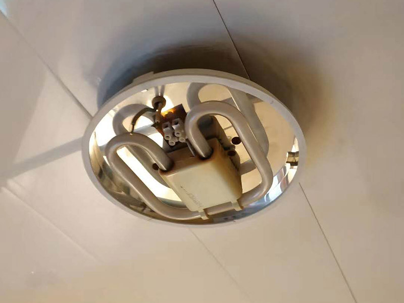 浴室燈維修：用吸盤把扣板吸下來，切忌用利器。照明旁邊的扣板可以輕松的被取了下來。然后取下照明燈的面板，無論是環(huán)形還是蝶形燈管，都可以用正常去燈管的方法去掉。把新入手的燈管按照卡子的方向一一卡上去，上電源插座。將燈罩按照之前的順序裝上。將剩下的面板按照拆下的順序再裝上，就完成了。