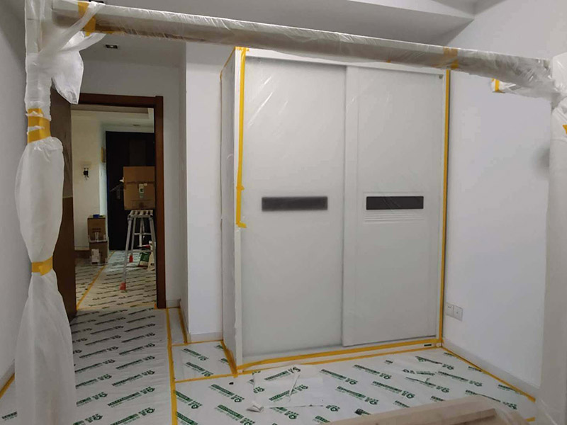 全屋翻新成品保護：成品保護的一般方法主要有：&ldquo;蓋、遮、圍、堵、包、綁&rdquo;。對于不同類型的物品，保護的方法是完全不同的。地面工程覆蓋保護，這類就是蓋。采取搭棚等措施對成品進行遮護，就是遮。將有關排水、電氣等管道事先進行封堵，防止雜物、泥土等堵塞孔道就是堵；對成品進行有關包裹工作，如采用泡沫板、布條、設備包裝箱等就是包。