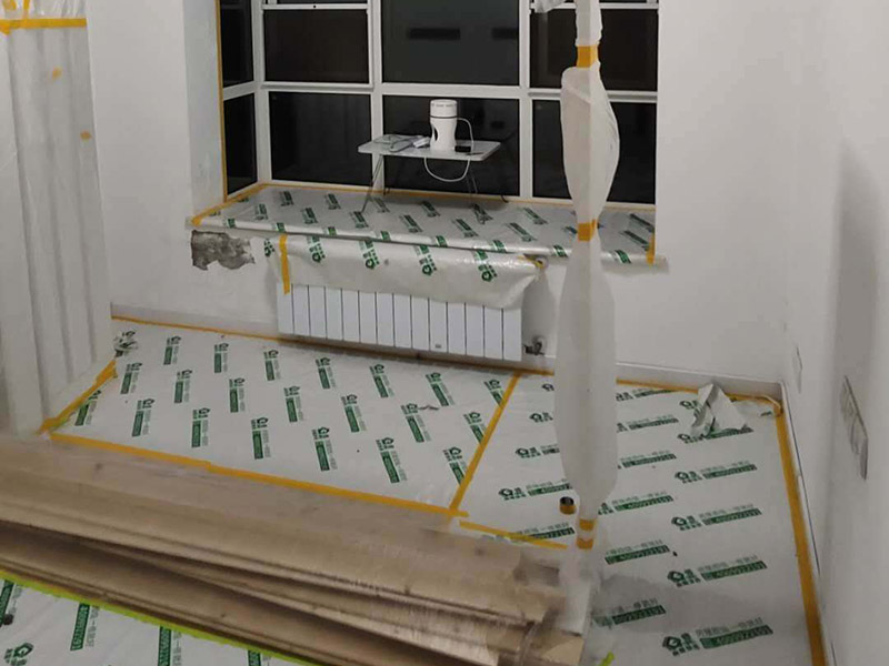 全屋翻新成品保護：成品保護的一般方法主要有：&ldquo;蓋、遮、圍、堵、包、綁&rdquo;。對于不同類型的物品，保護的方法是完全不同的。地面工程覆蓋保護，這類就是蓋。采取搭棚等措施對成品進行遮護，就是遮。將有關排水、電氣等管道事先進行封堵，防止雜物、泥土等堵塞孔道就是堵；對成品進行有關包裹工作，如采用泡沫板、布條、設備包裝箱等就是包。