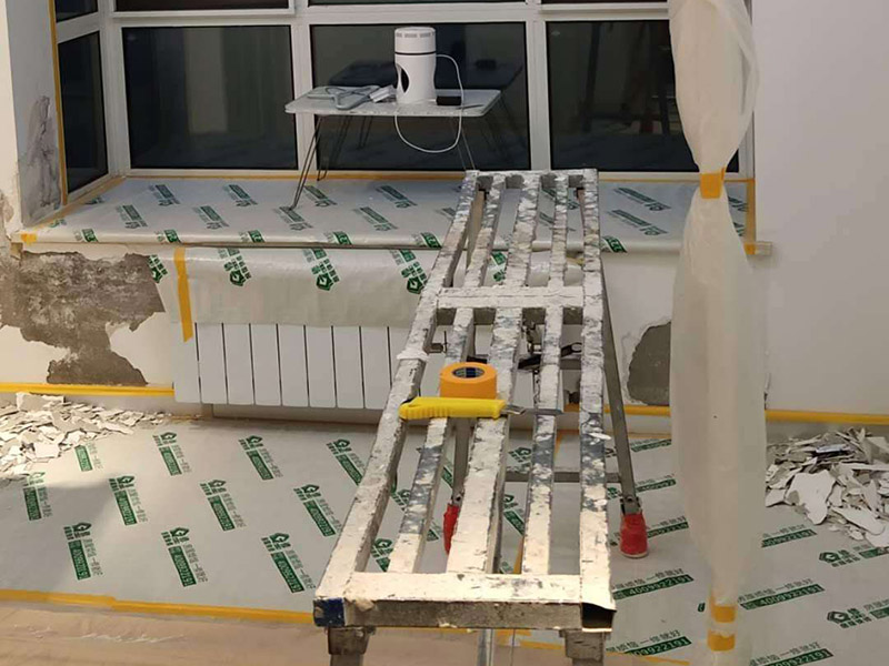 全屋翻新成品保護：成品保護的一般方法主要有：&ldquo;蓋、遮、圍、堵、包、綁&rdquo;。對于不同類型的物品，保護的方法是完全不同的。地面工程覆蓋保護，這類就是蓋。采取搭棚等措施對成品進行遮護，就是遮。將有關排水、電氣等管道事先進行封堵，防止雜物、泥土等堵塞孔道就是堵；對成品進行有關包裹工作，如采用泡沫板、布條、設備包裝箱等就是包。