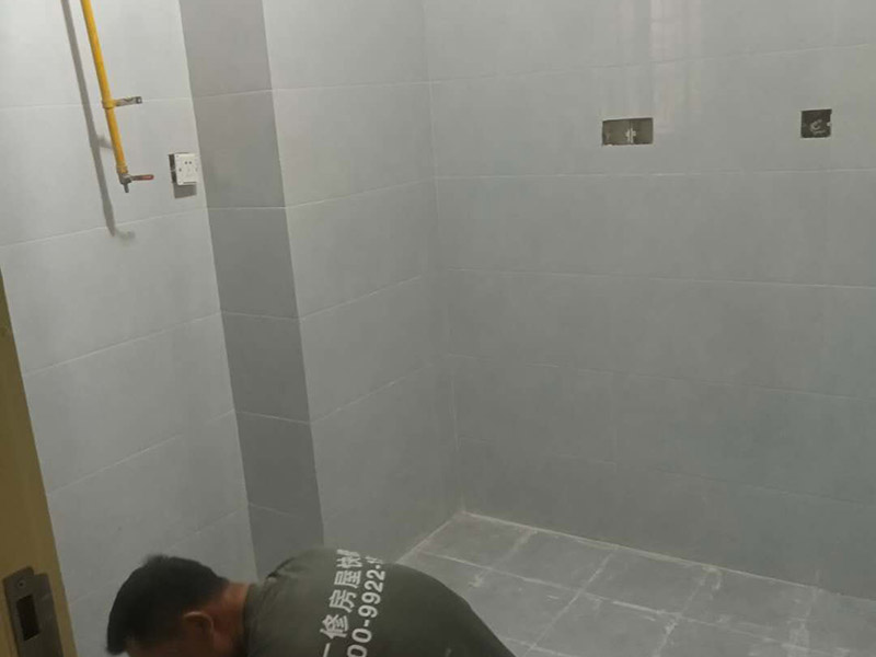 廚衛(wèi)墻面防水貼磚：衛(wèi)生間的防水工作流程，都是在地面用水泥砂漿找平一次，等它干透后再做防水。那些詢問(wèn)做完防水能不能馬上貼瓷磚的業(yè)主，首先要搞清楚，防水不是只做一遍就可以的。一般的防水施工要做2到3遍，而且防水的順序也是有講究的，比如，要先做完墻面防水再貼墻磚，其次才可以做地面防水，再貼地磚。因?yàn)榈孛娼?jīng)常會(huì)踩來(lái)踩去，地面防水如果先做了會(huì)很容易踩壞。