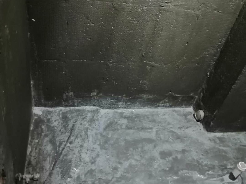 廚衛(wèi)墻面防水貼磚：衛(wèi)生間的防水工作流程，都是在地面用水泥砂漿找平一次，等它干透后再做防水。那些詢問(wèn)做完防水能不能馬上貼瓷磚的業(yè)主，首先要搞清楚，防水不是只做一遍就可以的。一般的防水施工要做2到3遍，而且防水的順序也是有講究的，比如，要先做完墻面防水再貼墻磚，其次才可以做地面防水，再貼地磚。因?yàn)榈孛娼?jīng)常會(huì)踩來(lái)踩去，地面防水如果先做了會(huì)很容易踩壞。