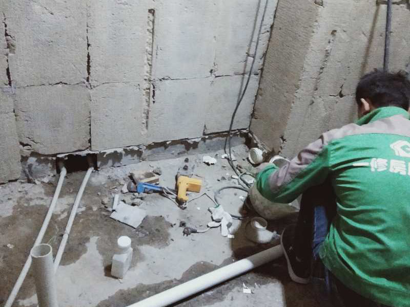 廚衛(wèi)墻面防水貼磚：衛(wèi)生間的防水工作流程，都是在地面用水泥砂漿找平一次，等它干透后再做防水。那些詢問(wèn)做完防水能不能馬上貼瓷磚的業(yè)主，首先要搞清楚，防水不是只做一遍就可以的。一般的防水施工要做2到3遍，而且防水的順序也是有講究的，比如，要先做完墻面防水再貼墻磚，其次才可以做地面防水，再貼地磚。因?yàn)榈孛娼?jīng)常會(huì)踩來(lái)踩去，地面防水如果先做了會(huì)很容易踩壞。