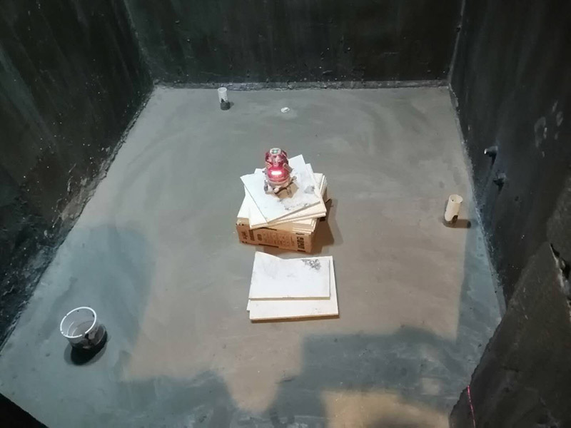 衛(wèi)生間拆除翻新：對洗浴用具首先進(jìn)行拆卸，再拆除天花。根據(jù)施工隊的施工習(xí)慣，洗浴用具可以在所有墻面敲磚前統(tǒng)一拆除，也可以與敲磚穿插進(jìn)行。在拆除洗浴用具時，需要事先與屋主溝通。如果洗浴用具需要保留使用，則拆卸時注意不能損壞洗浴用具。并不是所有洗浴用具都需要馬上拆卸，馬桶的拆卸是留到進(jìn)行的，施工期間，可以用木板等材料保護(hù)馬桶，以防掉落物砸壞。