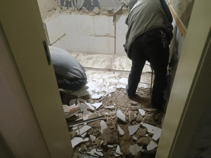 衛(wèi)生間拆除翻新：對洗浴用具首先進(jìn)行拆卸，再拆除天花。根據(jù)施工隊的施工習(xí)慣，洗浴用具可以在所有墻面敲磚前統(tǒng)一拆除，也可以與敲磚穿插進(jìn)行。在拆除洗浴用具時，需要事先與屋主溝通。如果洗浴用具需要保留使用，則拆卸時注意不能損壞洗浴用具。并不是所有洗浴用具都需要馬上拆卸，馬桶的拆卸是留到進(jìn)行的，施工期間，可以用木板等材料保護(hù)馬桶，以防掉落物砸壞。