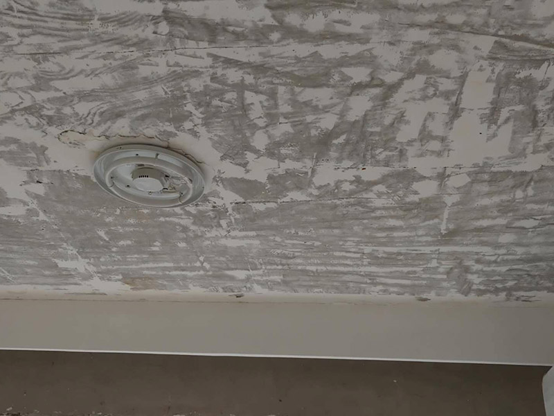 客廳天花板改造：首先注意天花板是否有滲水、漏水、發(fā)霉現(xiàn)象。如果沒(méi)有,第一步就是拆除已經(jīng)老化或者不要的燈具;第二步電路全部重新布局。如果天花板有霉斑,說(shuō)明之前防水做的不好,冷墻體遇室內(nèi)熱氣產(chǎn)生冷凝水,就會(huì)發(fā)霉;建議重新做防水、保溫處理。