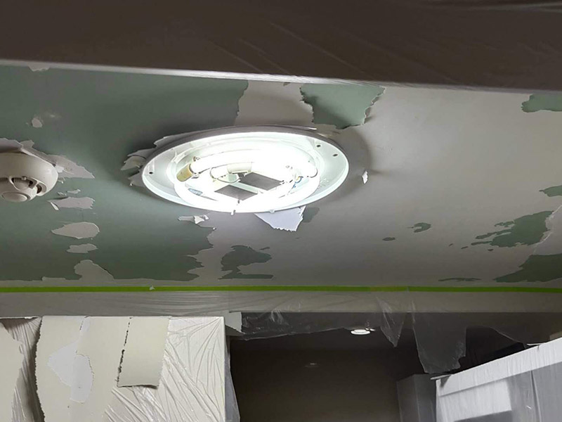 客廳天花板改造：首先注意天花板是否有滲水、漏水、發(fā)霉現(xiàn)象。如果沒(méi)有,第一步就是拆除已經(jīng)老化或者不要的燈具;第二步電路全部重新布局。如果天花板有霉斑,說(shuō)明之前防水做的不好,冷墻體遇室內(nèi)熱氣產(chǎn)生冷凝水,就會(huì)發(fā)霉;建議重新做防水、保溫處理。