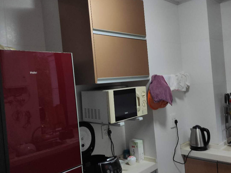 廚房線(xiàn)路改造：廚房開(kāi)關(guān)和插座如果靠近灶具，溫度較高容易加速電路老化；也要遠(yuǎn)離水槽，避免受潮而發(fā)生漏電事故。凈水器、廚房垃圾處理器等通常安裝在水槽柜下方，它的電源開(kāi)關(guān)和插座最好放在水槽柜的旁邊，使用防水開(kāi)關(guān)和插座，避免因?yàn)槌睗穸╇姟N房要使用帶有保護(hù)門(mén)的插座，帶有保護(hù)門(mén)的雙孔插頭必須同時(shí)插入雙孔才能通電，三孔插座必須插頭接觸地極后，另外兩腳才能插入通電。這樣的設(shè)計(jì)避免兒童由于好奇，用手指或小金屬片、鐵針等導(dǎo)電體伸進(jìn)插孔而觸電。一些家庭在安裝插座時(shí)，覺(jué)得太高有礙美觀，會(huì)裝在較低的隱蔽位置，但這樣容易讓水濺到插座里，因此廚房插座最好高于臺(tái)面30厘米。