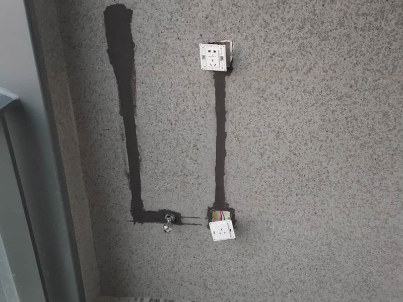 廚房線(xiàn)路改造：廚房開(kāi)關(guān)和插座如果靠近灶具，溫度較高容易加速電路老化；也要遠(yuǎn)離水槽，避免受潮而發(fā)生漏電事故。凈水器、廚房垃圾處理器等通常安裝在水槽柜下方，它的電源開(kāi)關(guān)和插座最好放在水槽柜的旁邊，使用防水開(kāi)關(guān)和插座，避免因?yàn)槌睗穸╇姟N房要使用帶有保護(hù)門(mén)的插座，帶有保護(hù)門(mén)的雙孔插頭必須同時(shí)插入雙孔才能通電，三孔插座必須插頭接觸地極后，另外兩腳才能插入通電。這樣的設(shè)計(jì)避免兒童由于好奇，用手指或小金屬片、鐵針等導(dǎo)電體伸進(jìn)插孔而觸電。一些家庭在安裝插座時(shí)，覺(jué)得太高有礙美觀，會(huì)裝在較低的隱蔽位置，但這樣容易讓水濺到插座里，因此廚房插座最好高于臺(tái)面30厘米。