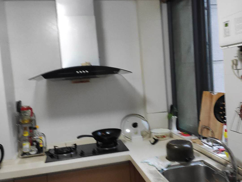 廚房線(xiàn)路改造：廚房開(kāi)關(guān)和插座如果靠近灶具，溫度較高容易加速電路老化；也要遠(yuǎn)離水槽，避免受潮而發(fā)生漏電事故。凈水器、廚房垃圾處理器等通常安裝在水槽柜下方，它的電源開(kāi)關(guān)和插座最好放在水槽柜的旁邊，使用防水開(kāi)關(guān)和插座，避免因?yàn)槌睗穸╇?。廚房要使用帶有保護(hù)門(mén)的插座，帶有保護(hù)門(mén)的雙孔插頭必須同時(shí)插入雙孔才能通電，三孔插座必須插頭接觸地極后，另外兩腳才能插入通電。這樣的設(shè)計(jì)避免兒童由于好奇，用手指或小金屬片、鐵針等導(dǎo)電體伸進(jìn)插孔而觸電。一些家庭在安裝插座時(shí)，覺(jué)得太高有礙美觀，會(huì)裝在較低的隱蔽位置，但這樣容易讓水濺到插座里，因此廚房插座最好高于臺(tái)面30厘米。