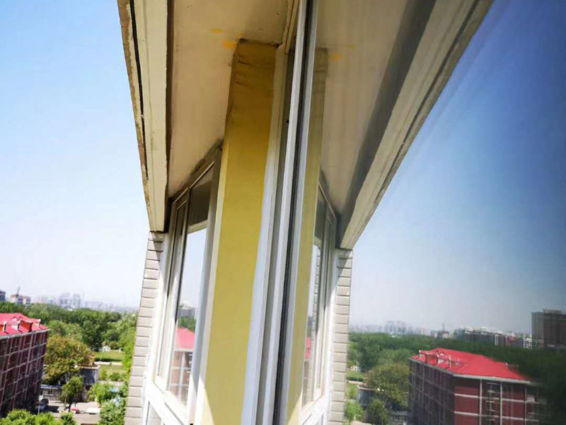 窗戶漏水打膠維修：局部鑿開、清除窗框與結(jié)構(gòu)墻體之間的填充材料，用聚合物水泥防水砂漿進(jìn)行分層填實(shí)，并涂刷防水涂料密封防水，淋水試驗(yàn)無滲漏后，在回復(fù)飾面層即可。 1.開槽鑿除：鑿除的深度應(yīng)超過窗框的1/2寬度，鑿除作業(yè)時(shí)注意不能用力過大，防止周邊砌體松動(dòng)。 2.分層嵌填聚合物水泥防水砂漿：聚合物防水砂漿每一遍厚度不超過15mm，第二遍要等第一遍干固后再施工。養(yǎng)護(hù)三天后再涂刷聚合物水泥防水涂料2遍以上。