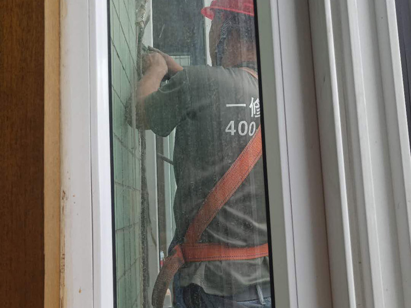 飄窗外墻防水施工：如果是窗戶安裝問題，則，把外面的密封膠清除后看窗與墻之間的縫有沒有用泡沫填充劑充填實(shí)，如果充填實(shí)了，則是外面的密封膠沒有處理好，應(yīng)先將打膠處的雜物包括原膠皮及灰塵清除，然后打膠。若不是窗框處滲水，而是飄窗體滲水，則看看外粉有沒有空鼓，若有空鼓應(yīng)鏟除后重新粉刷，若無空鼓，可在內(nèi)外立面做滲入型防水劑處理。若是瓷磚外立面，可先用防水膩?zhàn)庸创纱u縫，然后再做滲入型防水劑處理。