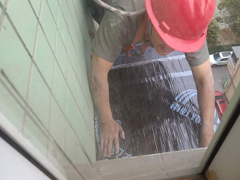 飄窗外墻防水施工：如果是窗戶安裝問題，則，把外面的密封膠清除后看窗與墻之間的縫有沒有用泡沫填充劑充填實(shí)，如果充填實(shí)了，則是外面的密封膠沒有處理好，應(yīng)先將打膠處的雜物包括原膠皮及灰塵清除，然后打膠。若不是窗框處滲水，而是飄窗體滲水，則看看外粉有沒有空鼓，若有空鼓應(yīng)鏟除后重新粉刷，若無空鼓，可在內(nèi)外立面做滲入型防水劑處理。若是瓷磚外立面，可先用防水膩?zhàn)庸创纱u縫，然后再做滲入型防水劑處理。