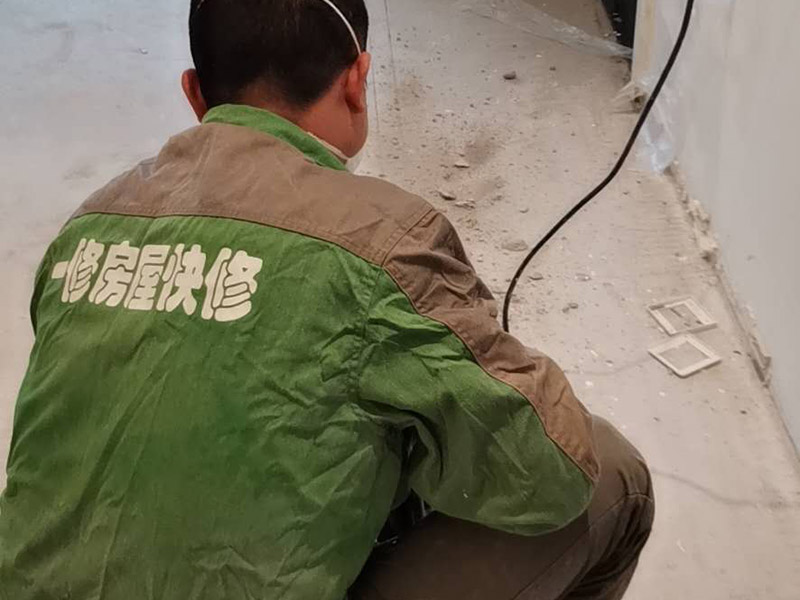 地面線路開槽維修：1、開槽過程中，不允許出現(xiàn)在承重墻面橫向開槽大于100cm的現(xiàn)象，因為橫向開槽將破壞整樓的承重，使得抗震能力降低而且墻面容易開裂。如果是保溫墻的話，開很長的橫槽有可能會導致開槽上部的保溫層整體脫落。墻面開槽一般都應該是豎向垂直開槽。 　　2、預埋直徑1.6cm的線管墻體開槽的深度不得小于3cm，這樣封槽后刮膩子就不出現(xiàn)墻面不平整的現(xiàn)象了，也避免時間長了因封槽太淺導致墻漆開裂。 　　3、開槽過程中如遇線管90&deg;彎時，應擴大開槽的位置，使線管能呈現(xiàn)出兩個45&deg;彎，以便于施工過程中穿線和日后檢修。 　　4、線槽和線槽的距離不能小于100mm，同一條線槽內(nèi)布線管數(shù)不建議超過6根。